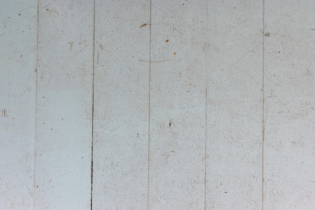 découvrez notre guide complet sur les plinthes : types, matériaux, styles et conseils d'installation pour donner une touche élégante à vos intérieurs tout en protégeant vos murs.