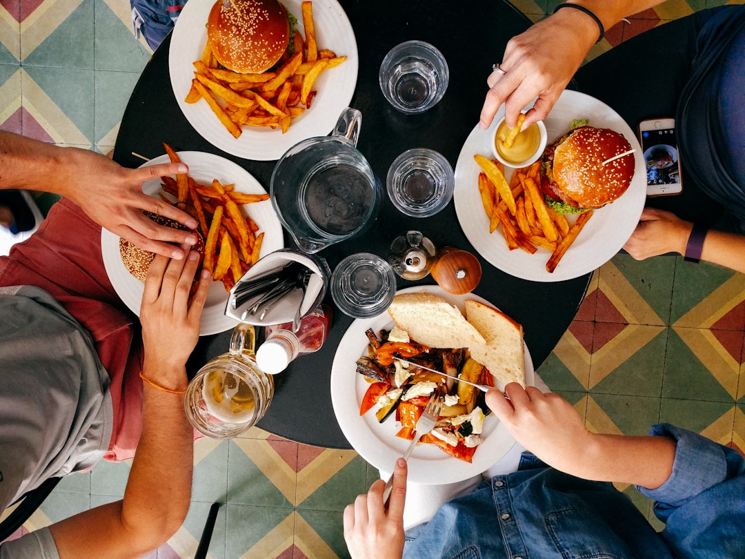 découvrez l'histoire fascinante du plus ancien restaurant du monde, un lieu emblématique où la tradition culinaire perdure à travers les siècles. plongez dans une ambiance chargée d'histoire et savourez des plats préparés selon des recettes anciennes, tout en profitant d'une expérience gastronomique unique.