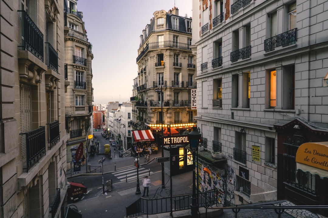 découvrez paris, la ville des lumières, où histoire, culture et gastronomie se rencontrent. explorez ses monuments emblématiques, flânez le long de la seine et savourez la délicieuse cuisine française. paris vous attend pour une expérience inoubliable.