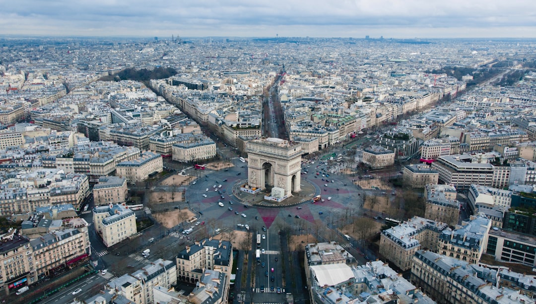 découvrez paris, la magique capitale française, où l'histoire se mêle à la modernité. explorez ses monuments emblématiques, ses musées fascinants et ses charmants quartiers, tout en vous imprégnant de la culture et de la gastronomie parisienne.