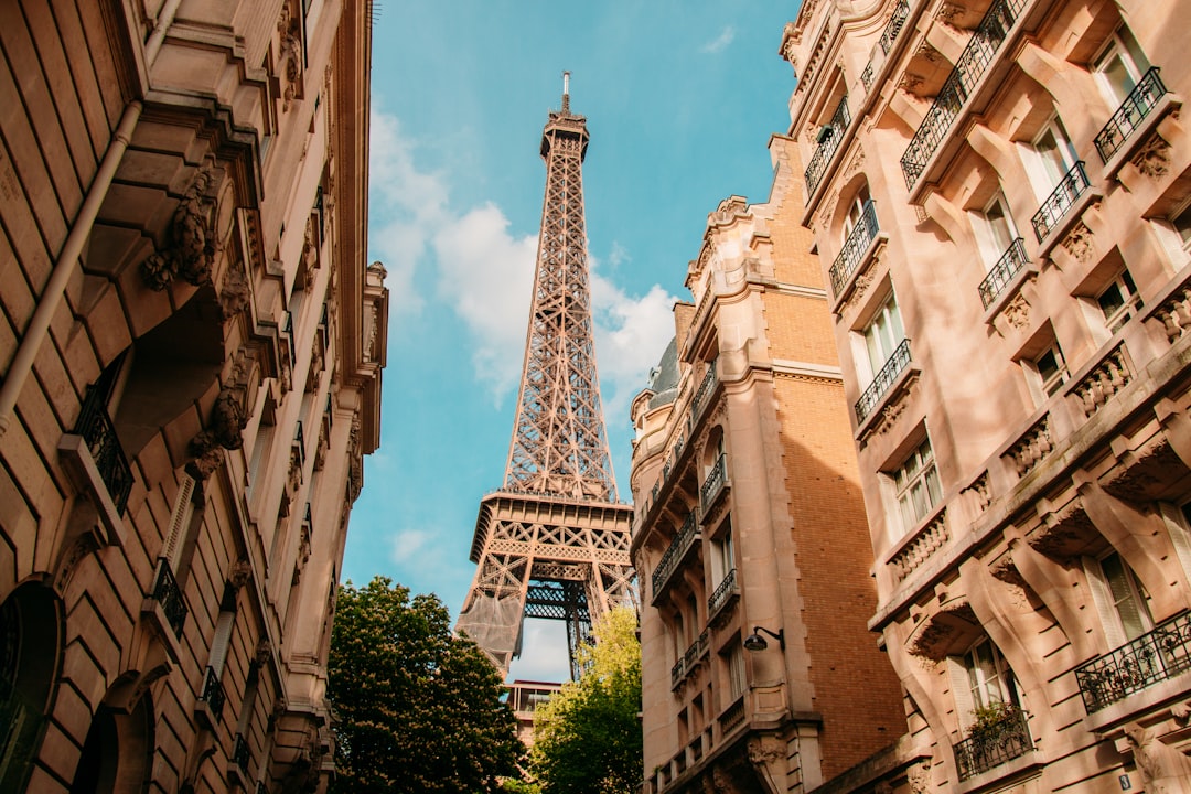découvrez paris, la ville lumière, célèbre pour sa riche histoire, sa culture vibrante et ses monuments emblématiques tels que la tour eiffel et le louvre. plongez dans l’atmosphère romantique et artistique de cette métropole fascinante, où chaque coin de rue révèle une nouvelle aventure.