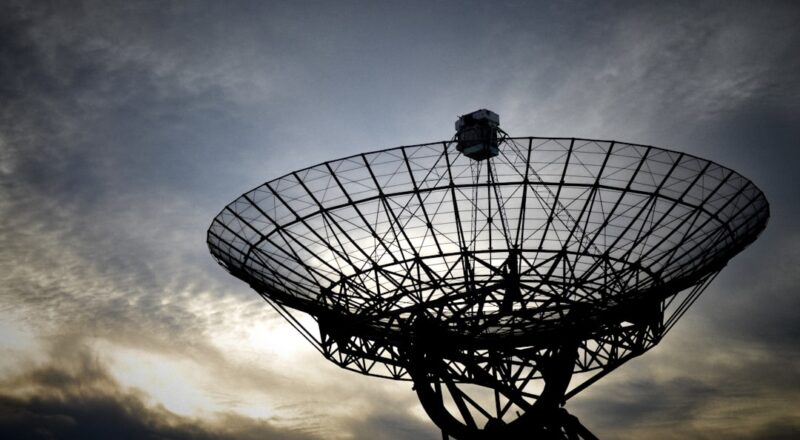 découvrez l'univers fascinant des satellites, ces objets qui orbitent autour de la terre et d'autres corps célestes. apprenez comment ils révolutionnent les communications, la météo, et l'exploration spatiale, tout en jouant un rôle crucial dans notre quotidien.