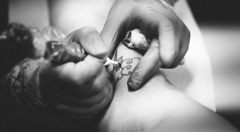 découvrez l'univers fascinant des tatouages : styles, inspirations, conseils et soins pour sublimer votre peau. explorez notre guide complet pour choisir le tatouage parfait et en prendre soin.