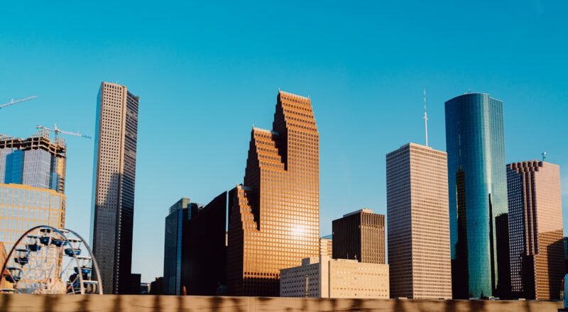 découvrez l'univers fascinant des gratte-ciel, ces œuvres architecturales qui redéfinissent les paysages urbains. plongez dans l'histoire, l'ingénierie et les tendances modernes de ces géants de verre et d'acier.