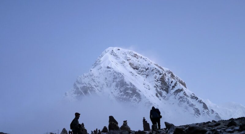découvrez tout ce qu'il faut savoir sur le coût de l'ascension de l'everest, y compris les frais d'expédition, les équipements nécessaires et les options de financement pour réaliser votre rêve d'atteindre le sommet du monde.