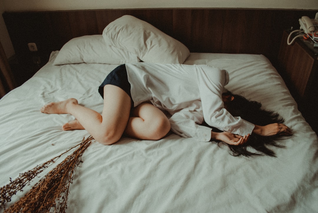 découvrez les causes, symptômes et traitements de la douleur abdominale. apprenez à identifier les différents types de douleurs et quand consulter un médecin pour une prise en charge appropriée.