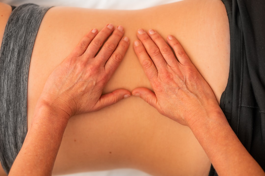 découvrez les causes courantes de douleurs abdominales, leurs symptômes et les traitements appropriés. apprenez quand consulter un professionnel de santé et comment soulager votre inconfort.