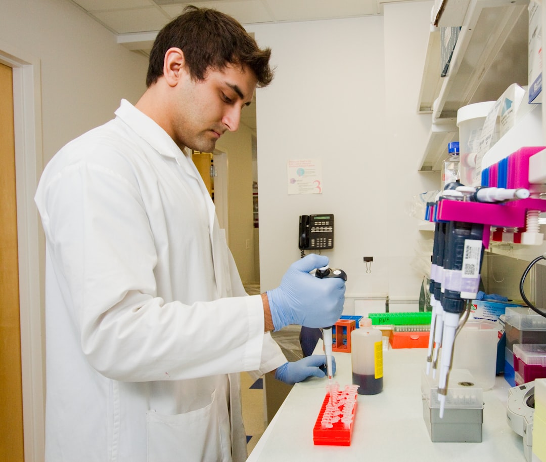 découvrez l'importance des analyses sanguines : comment elles peuvent aider à diagnostiquer des maladies, surveiller votre santé et détecter d'éventuels problèmes avant qu'ils ne deviennent graves.