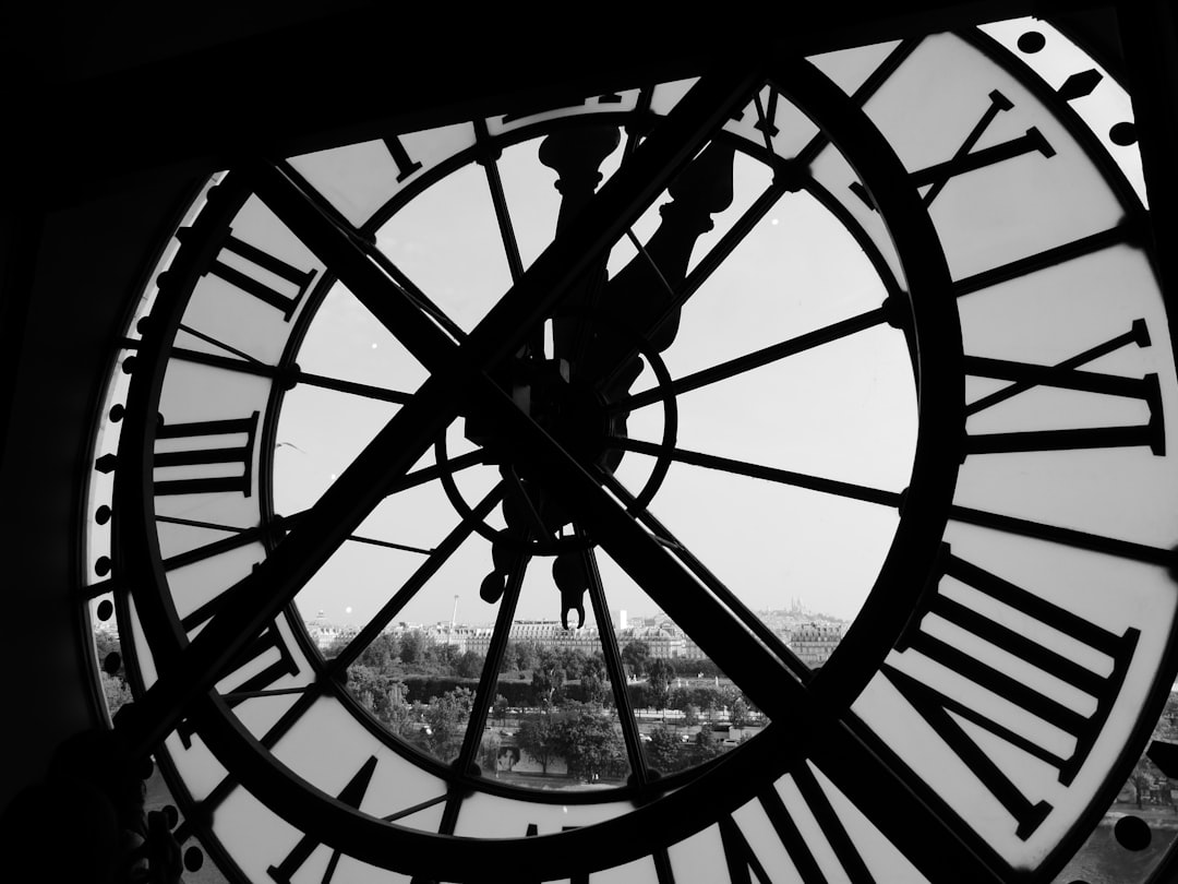 découvrez notre collection de horloges élégantes et modernes, adaptées à tous les styles d'intérieur. trouvez la montre parfaite pour chaque moment de votre journée et ajoutez une touche raffinée à votre décoration.