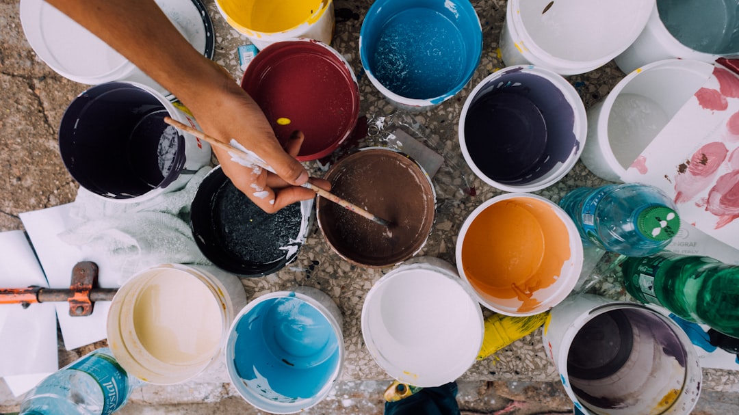 découvrez des combinaisons de couleurs inspirantes et harmonieuses pour sublimer vos projets créatifs. apprenez à associer des teintes complémentaires et à jouer avec les nuances pour un impact visuel réussi.