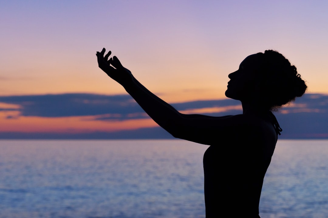découvrez notre service de consultation par la prière, un espace dédié à la réflexion spirituelle et à l'écoute bienveillante. offrez-vous un moment de paix intérieure et de guidance, où vos préoccupations seront prises en compte pour une expérience enrichissante et réconfortante.