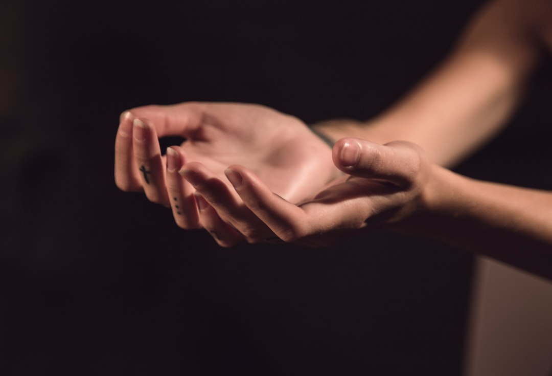 découvrez nos consultations de prière personnalisées pour renforcer votre spiritualité et trouver la paix intérieure. rejoignez notre communauté pour des conseils bienveillants et un soutien spirituel.