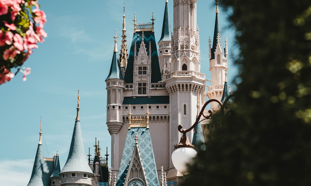 découvrez l'âge des personnages emblématiques de disney dans notre guide complet. plongez dans l'univers magique de disney et apprenez-en plus sur vos héros préférés, de mickey mouse à elsa, tout en explorant leur évolution au fil des âges.