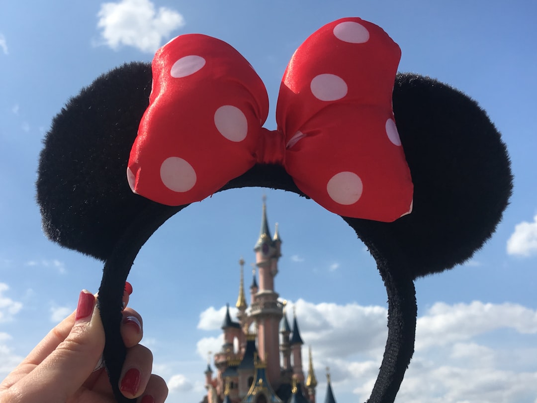 découvrez l'âge des personnages emblématiques de disney ! plongez dans l'univers magique des héros et héroïnes de vos films préférés et apprenez-en plus sur leur histoire et leur évolution au fil des ans.