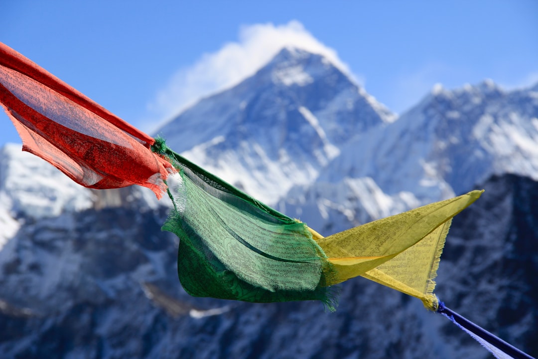 découvrez les coûts associés à l'ascension de l'everest, des frais d'expédition aux équipements nécessaires, en passant par les dépenses pour les guides et les permis. préparez votre aventure dans l'himalaya en étant informé sur les budgets et les options disponibles.