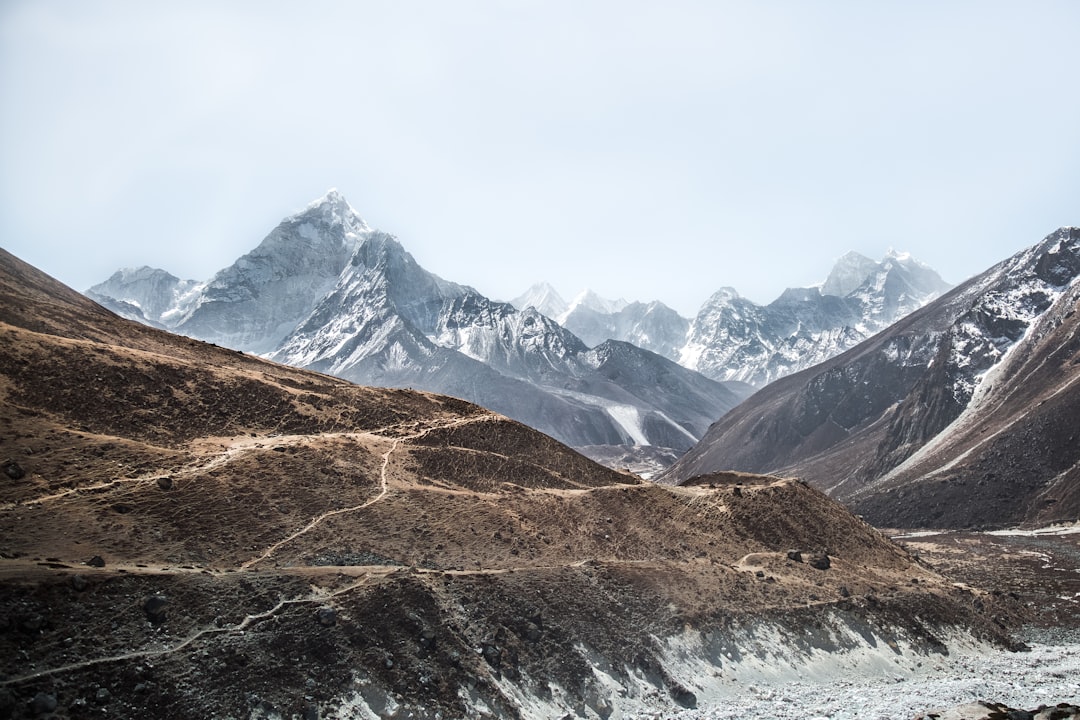 découvrez tout ce qu'il faut savoir sur le coût d'ascension de l'everest, des frais d'inscription aux dépenses liées aux équipements et aux guides. informez-vous sur les budgets nécessaires pour réaliser votre rêve d'atteindre le sommet du monde.