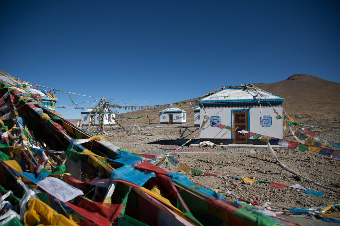 découvrez tout ce qu'il faut savoir sur le coût de l'ascension de l'everest, des dépenses liées aux permis, aux guides, à l'équipement, et aux préparations nécessaires pour réaliser ce rêve d'alpinisme.