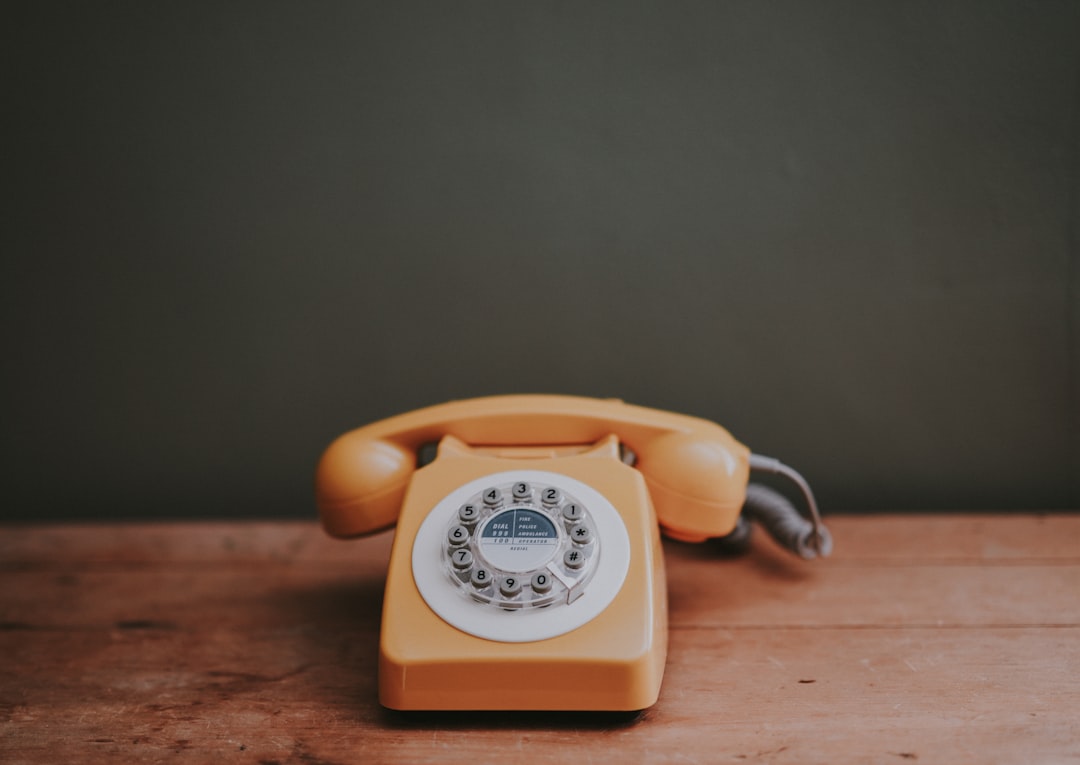 découvrez l'incroyable histoire de l'invention du téléphone mobile, une innovation qui a révolutionné notre communication. plongez dans l'évolution des technologies mobiles et leur impact sur notre vie quotidienne.
