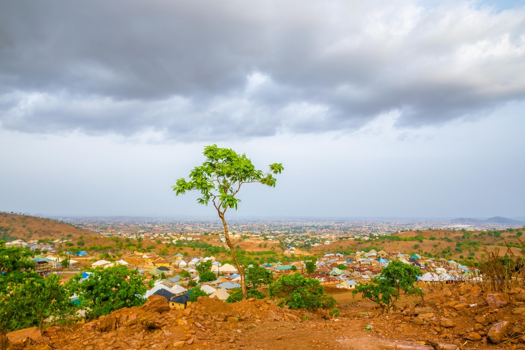 découvrez le nigeria, un pays riche en culture et en diversité, réputé pour sa musique vibrante, sa cuisine savoureuse et ses paysages époustouflants. explorez l'histoire, les traditions et les opportunités d'affaires dans ce géant d'afrique.