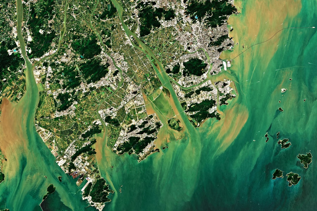 découvrez l'univers fascinant des satellites : leur fonctionnement, leur rôle dans les communications, la météorologie et l'exploration spatiale. plongez dans le monde de la technologie spatiale et apprenez comment ces engins révolutionnent notre quotidien.