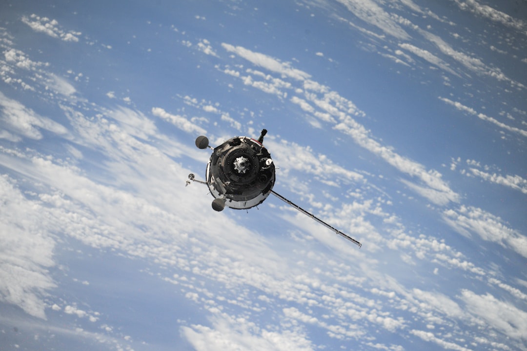 découvrez le monde fascinant des satellites : leur fonctionnement, leurs applications dans les télécommunications, la météorologie, l'observation de la terre et bien plus encore. plongez dans l'univers spatial et comprenez l'impact des satellites sur notre quotidien.