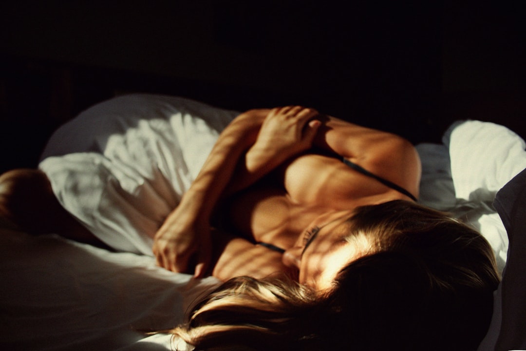 découvrez une variété de positions sexuelles passionnantes qui peuvent pimenter votre intimité. explorez des conseils pratiques, des astuces de confort et des idées pour améliorer votre vie sexuelle tout en renforçant votre connexion avec votre partenaire.