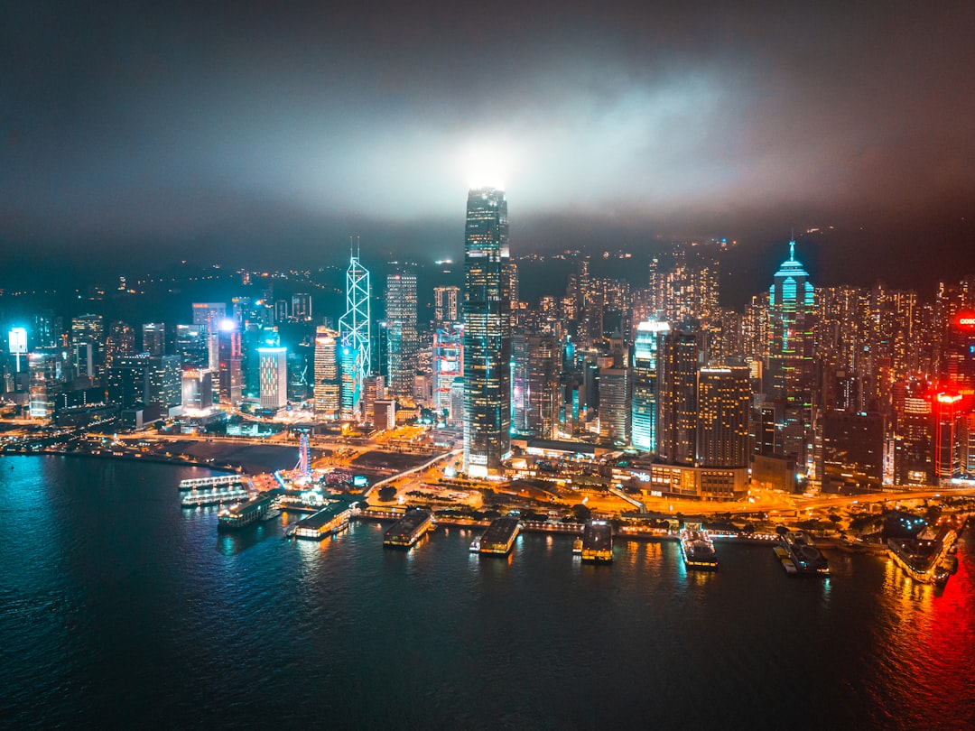 découvrez l'univers fascinant des gratte-ciels, ces merveilles architecturales qui redéfinissent les horizons urbains. explorez leur histoire, leur évolution et l'impact qu'ils ont sur nos paysages modernes.