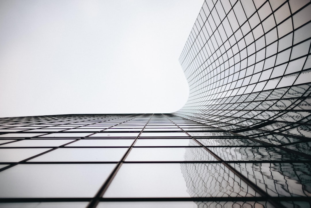 découvrez l'univers fascinant des gratte-ciels, emblèmes modernes de l'architecture urbaine. explorez leur impact sur les villes, leur design innovant et comment ils redéfinissent notre paysage architectural.