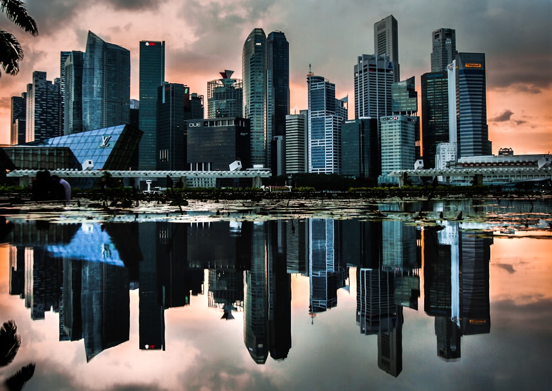 découvrez l'univers fascinant des gratte-ciels, ces prouesses architecturales qui redéfinissent nos skylines. explorez leur histoire, leur design innovant et les défis de construction qui les entourent.