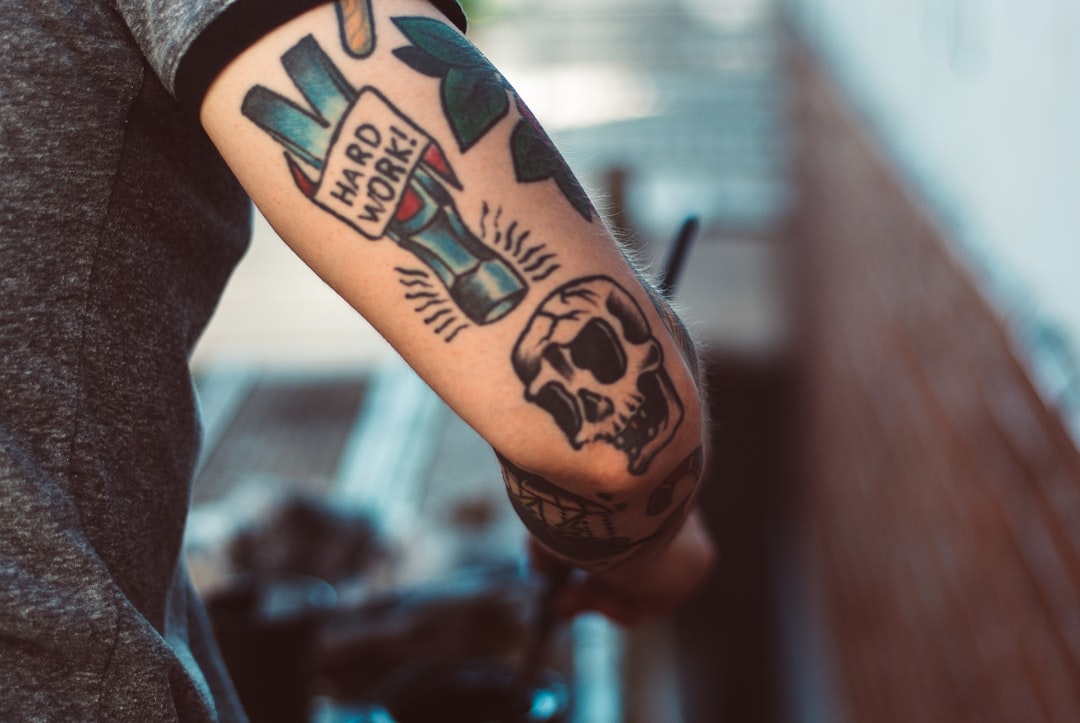 découvrez l'univers fascinant des tatouages : styles, significations et conseils pour choisir le motif qui vous correspond. explorez notre guide complet pour plonger dans l'art du tattoo et exprimer votre personnalité à travers des créations uniques.