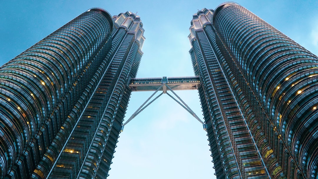 découvrez l'univers fascinant des tours, véritables merveilles architecturales qui s'élèvent vers le ciel. explorez leur histoire, leur design unique et leur rôle emblématique dans nos villes modernes. plongez dans cette aventure verticale et laissez-vous inspirer par les plus grandes tours du monde.