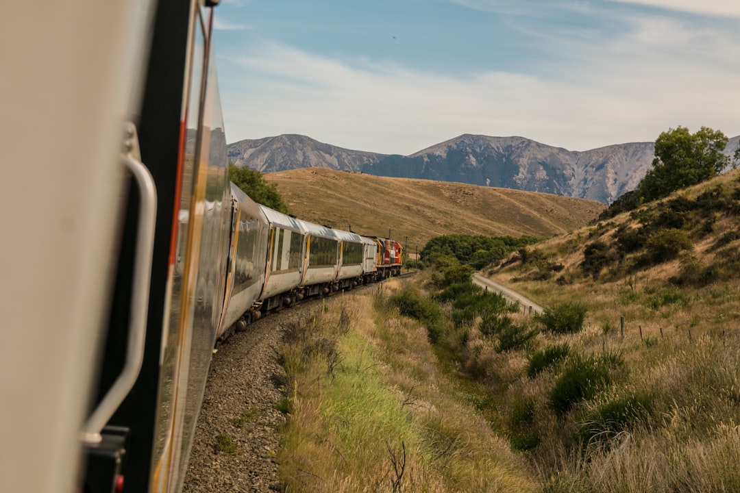 découvrez comment les prix des billets de train varient selon les destinations, les saisons et les promotions. obtenez des conseils pour économiser sur vos voyages en train et trouvez les meilleures offres pour vos prochaines aventures.