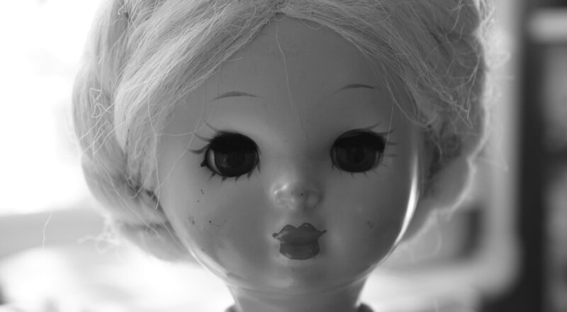 découvrez l'histoire fascinante de robert le poupée, une légende de la culture populaire et un symbole d'angoisse. plongez dans l'univers mystérieux de cet objet hanté et ses nombreux récits troublants qui ont marqué les esprits au fil des décennies.