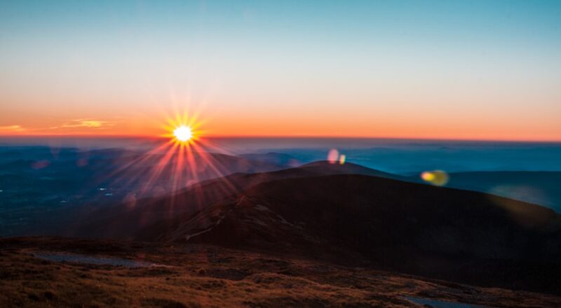 découvrez la beauté captivante du lever de soleil avec notre guide sur les meilleurs endroits et moments pour observer ce spectacle naturel. éveillez vos sens avec des couleurs éclatantes et une atmosphère paisible qui annonce le début d'une nouvelle journée.