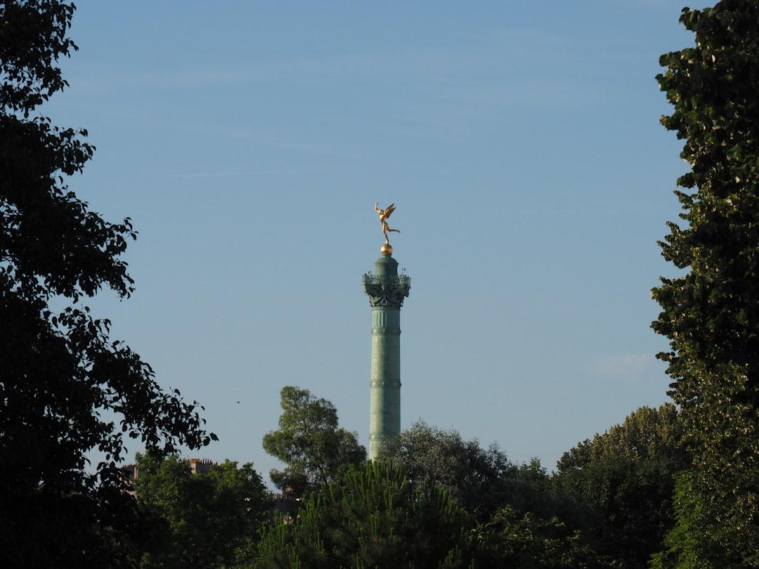 découvrez l'importance historique de la bastille, symbole de la révolution française, et explorez son héritage culturel à travers des visites, des événements et des anecdotes fascinantes.