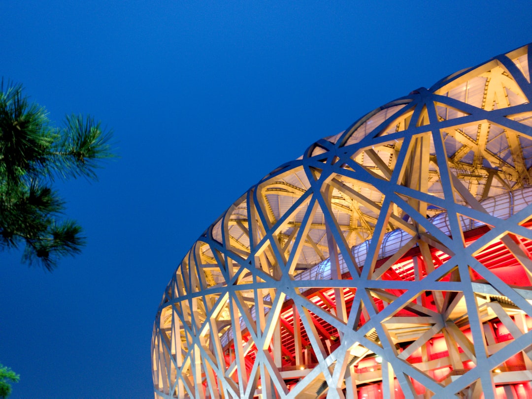 découvrez beijing, la capitale dynamique de la chine, riche en histoire, culture et modernité. explorez ses célèbres monuments, ses délices culinaires et la beauté de la cité interdite. plongez dans l'effervescence de cette métropole fascinante qui allie tradition et innovation.