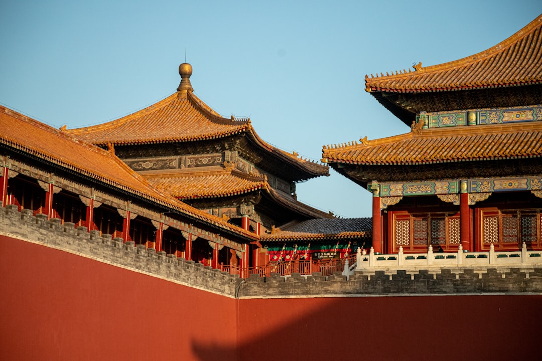 découvrez beijing, la capitale dynamique de la chine, alliant modernité et tradition. explorez ses sites emblématiques comme la cité interdite et le palais d'été, plongez dans la culture locale et savourez une délicieuse cuisine. une expérience inoubliable vous attend dans cette ville fascinante.