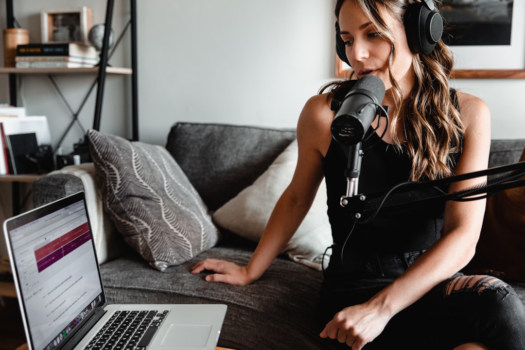 découvrez l'enregistrement d'appels, une fonctionnalité essentielle pour améliorer la qualité des communications, garantir la conformité et optimiser la formation des employés. apprenez comment utiliser cette technologie pour capturer, analyser et tirer parti des conversations importantes.
