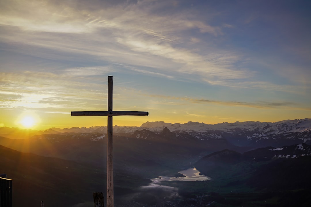 découvrez les fondements du christianisme, une des plus grandes religions du monde, explorant ses croyances, ses rites, et son impact sur la culture et l'histoire à travers les âges.