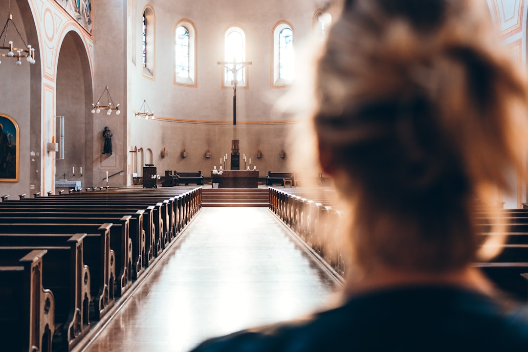 découvrez l'essence du christianisme, une des principales religions monothéistes au monde, fondée sur les enseignements de jésus-christ. explorez ses croyances, rituels, et son impact sur la culture et l'histoire.