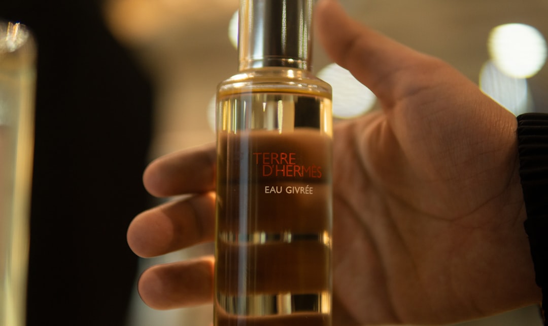 découvrez l'univers envoûtant des parfums de luxe avec notre sélection de fragrances coûteuses. offrez-vous une expérience olfactive unique et raffinée grâce à des créations emblématiques et prestigieuses qui éveilleront vos sens.