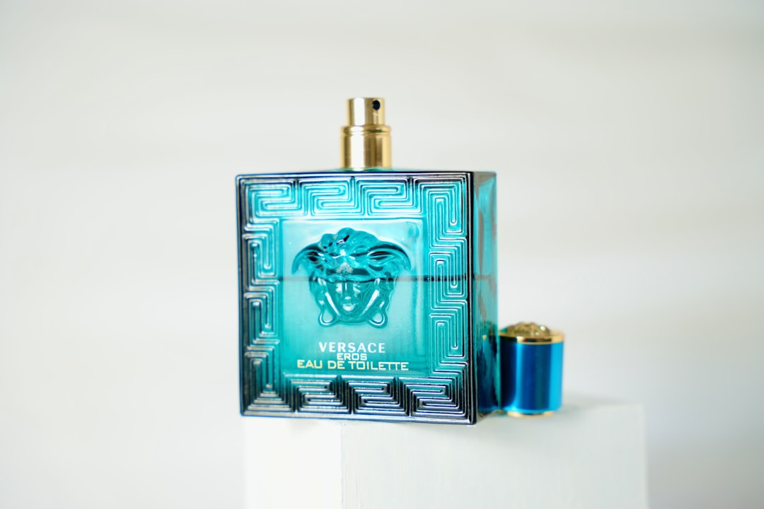 découvrez notre sélection de parfums de luxe, où chaque flacon incarne l'élégance et la sophistication. offrez-vous une expérience olfactive unique avec des fragrances rares et raffinées, idéales pour les amateurs de parfums coûteux.