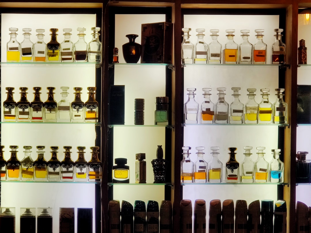 découvrez notre sélection de parfums de luxe, alliant raffinement et sensualité. explorez des fragrances exclusives et intemporelles qui sauront sublimer votre personnalité et vous offrir une expérience olfactive inoubliable.