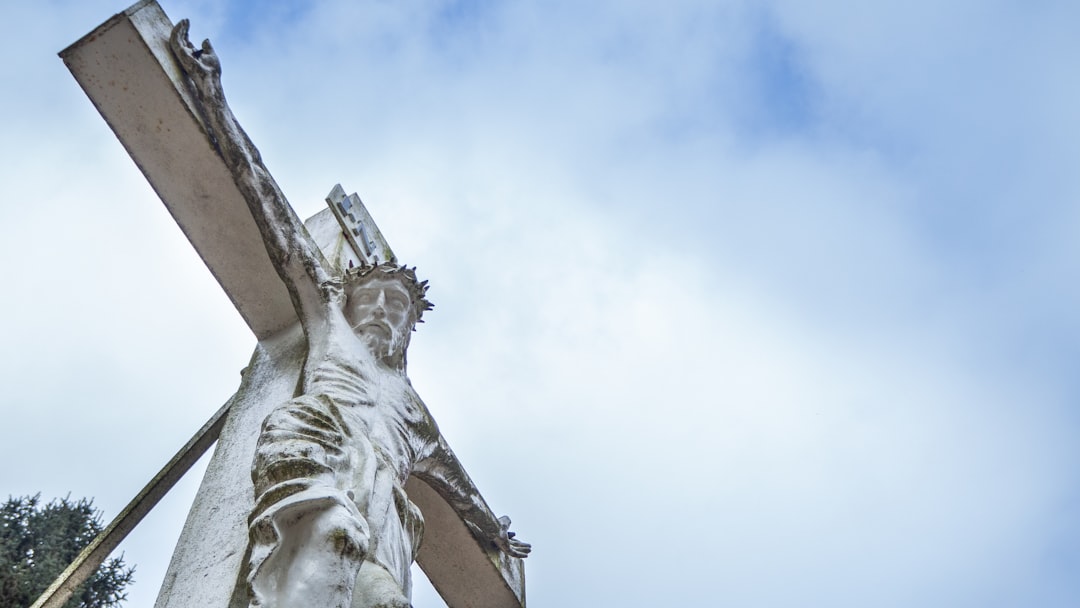 découvrez le sens et les traditions du vendredi saint, une journée empreinte de spiritualité et de réflexion pour les chrétiens. explorez comment ce moment important préfigure les célébrations de pâques et plongez dans l'histoire et les rituels qui l'entourent.