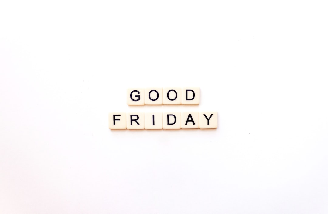 découvrez l'origine et la signification de good friday (vendredi saint), une journée de recueillement dans la tradition chrétienne. explorez les rituels, les coutumes et l'importance spirituelle de cet événement marquant du calendrier religieux.