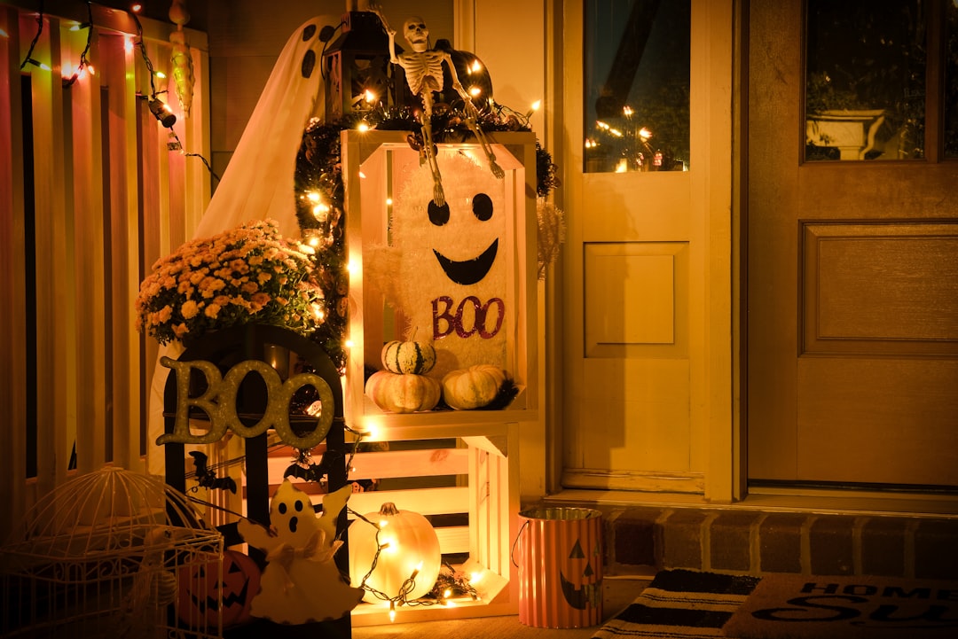 découvrez l'univers fascinant d'halloween : costumes effrayants, citrouilles sculptées, soirées monstres et friandises sucrées. plongez dans l'esprit festif de cette célébration mystérieuse et trouvez des idées pour rendre votre halloween inoubliable!