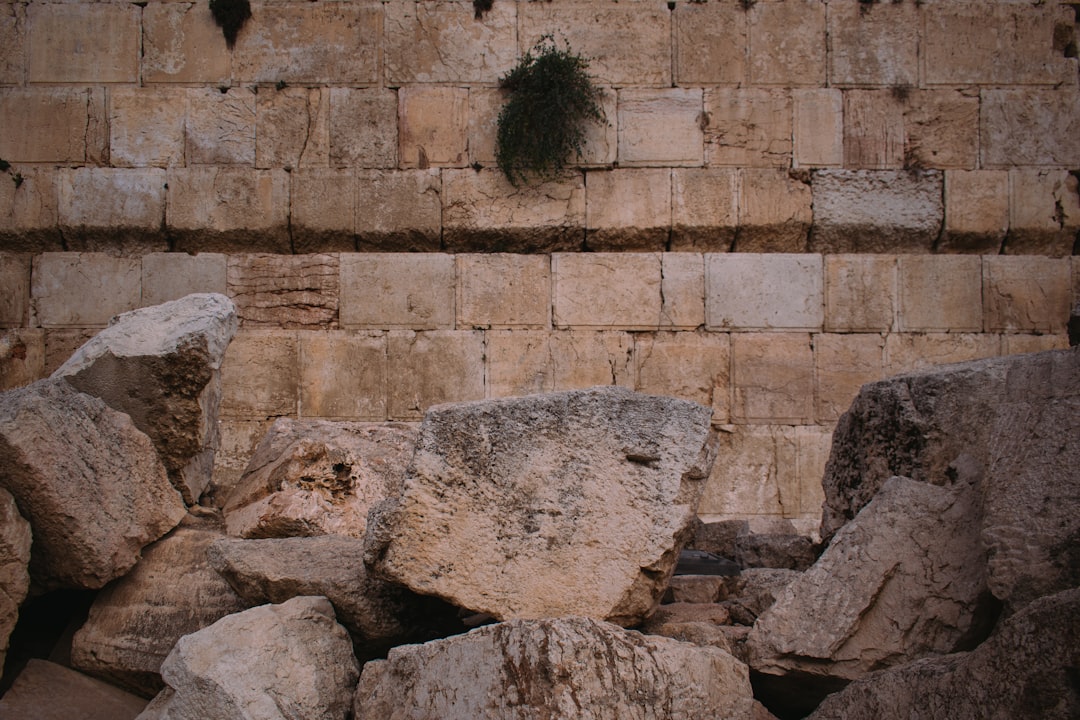 découvrez l'essence du judaïsme, une tradition millénaire riche en enseignements spirituels, rituels et valeurs éthiques. explorez son histoire, ses pratiques et son impact sur la culture et la société.