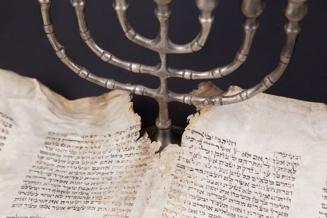 découvrez l'univers riche et diversifié du judaïsme, ses traditions, ses croyances et ses valeurs qui ont traversé les siècles. plongez dans l'histoire, la culture et les pratiques spirituelles d'une des plus anciennes religions monothéistes du monde.