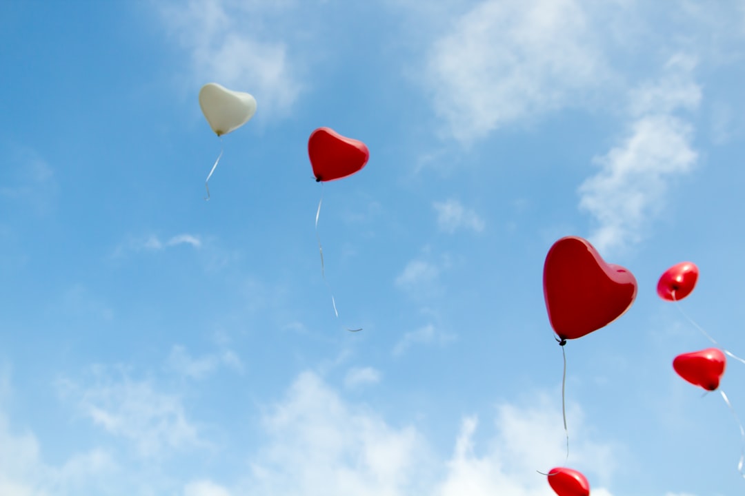 découvrez l'univers fascinant de l'amour à travers des histoires touchantes, des conseils relationnels et des réflexions sur la passion. plongez dans les différentes facettes de l'amour et apprenez à cultiver des relations épanouissantes.