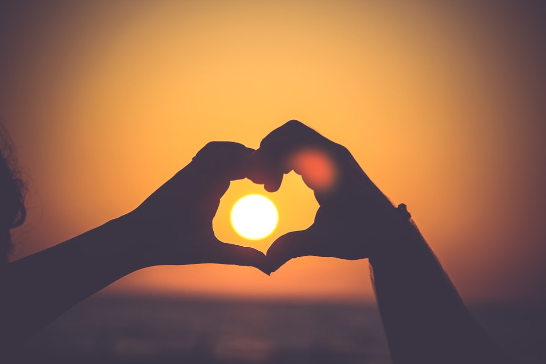 découvrez l'univers fascinant de l'amour à travers des histoires touchantes, des conseils relationnels et des réflexions sur les différentes formes de cette émotion intemporelle. explorez ce sentiment puissant qui unit les cœurs et enrichit nos vies.